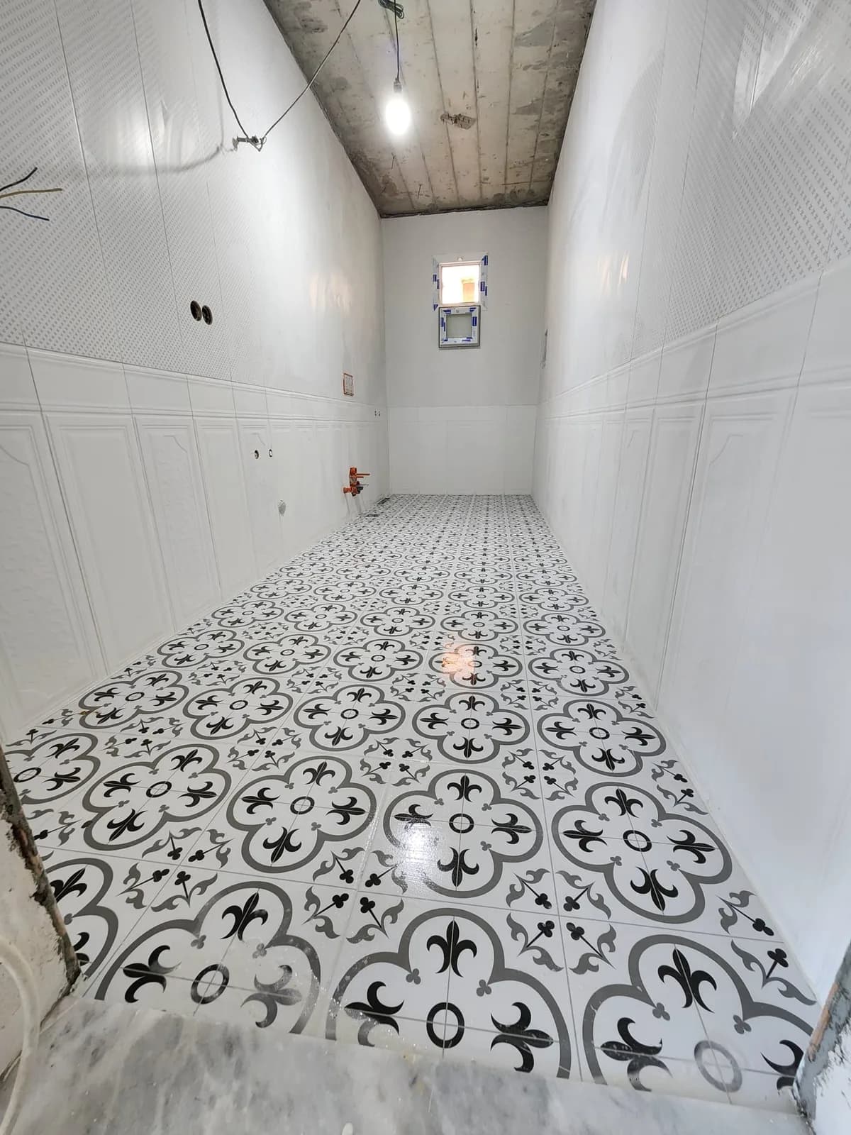 Desenli karo zeminli banyo — CMT Şahin Yapı Anahtar Teslim Tadilat