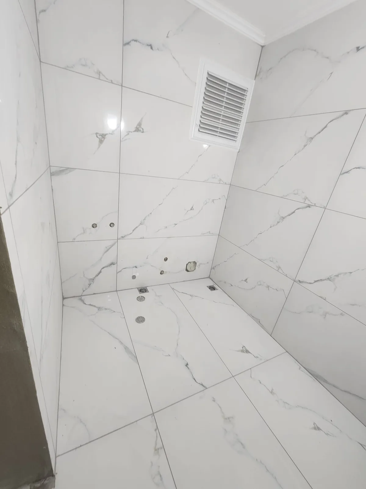 Beyaz Calacatta mermer banyo — CMT Şahin Yapı Anahtar Teslim Tadilat