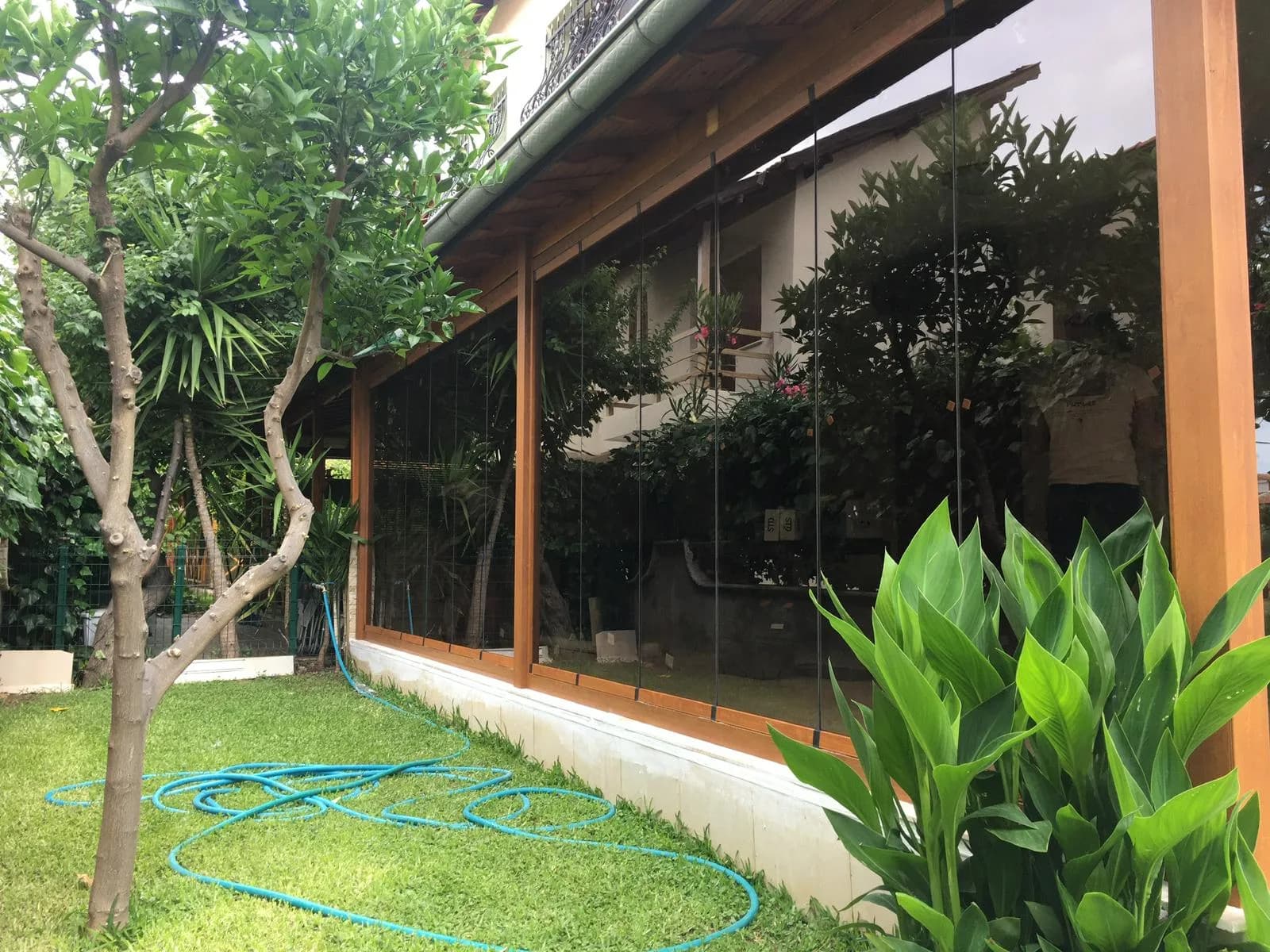 Katlanır cam balkon, bahçe cephesi — CMT Şahin Yapı Cam Balkon