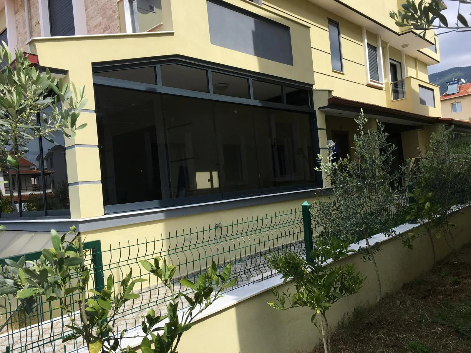 Villa köşe cam balkon (antrasit) — CMT Şahin Yapı Cam Balkon