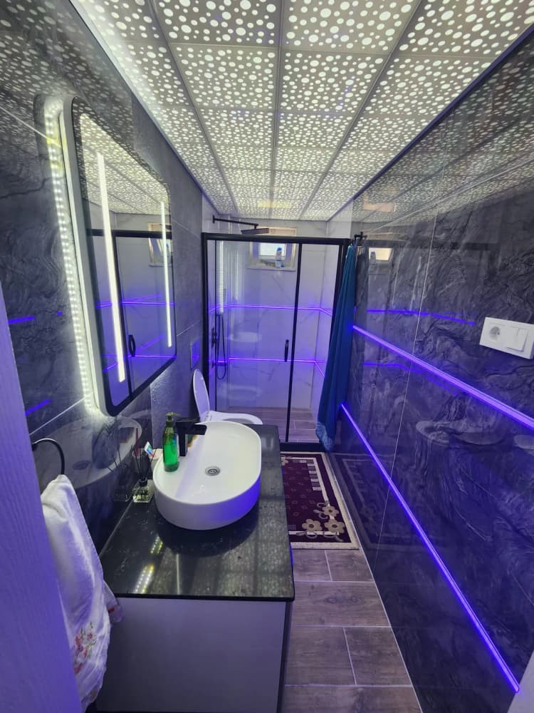 LED aydınlatmalı mermer banyo ve cam duşakabin — Özdere / İzmir Duşakabin referans projesi