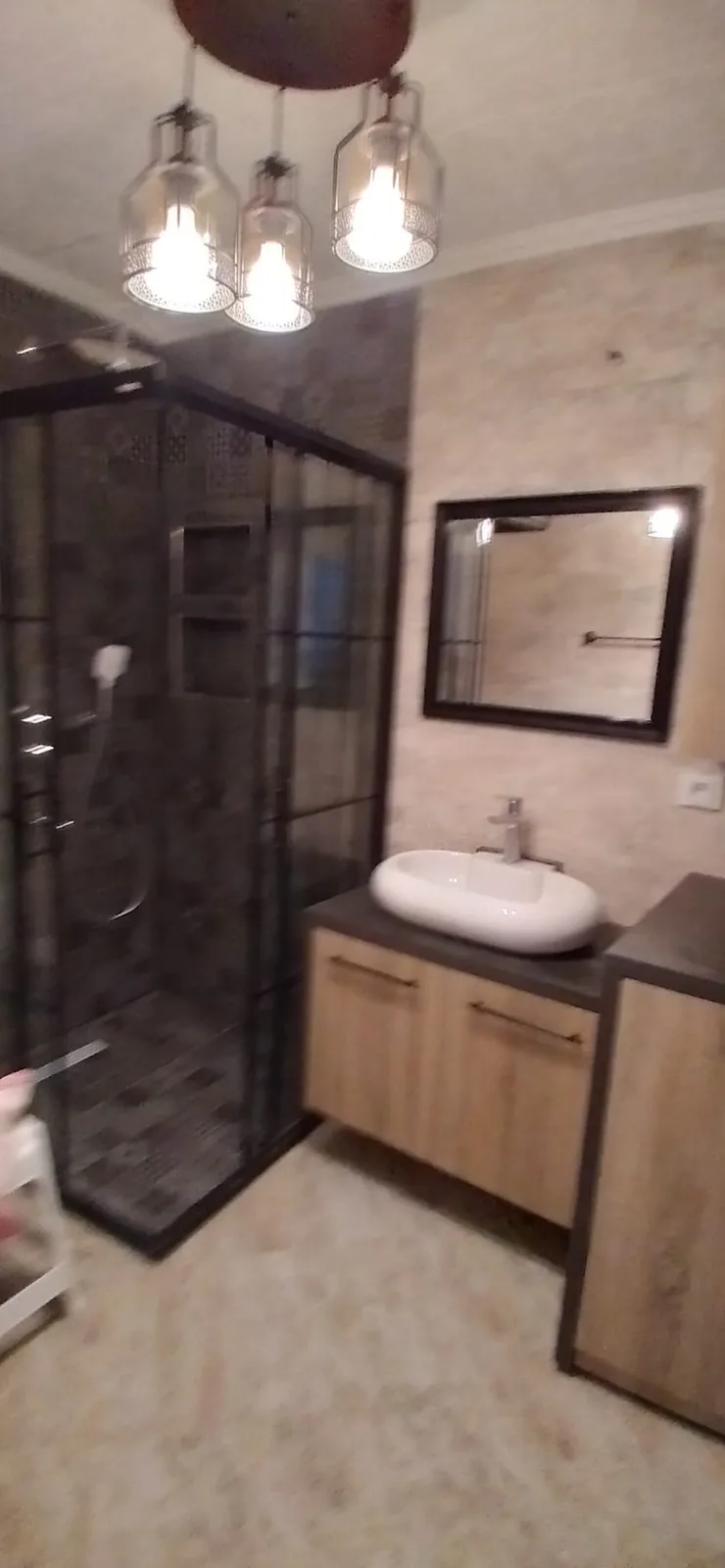 Siyah çerçeveli cam duşakabin + endüstriyel banyo — Özdere / İzmir Duşakabin referans projesi