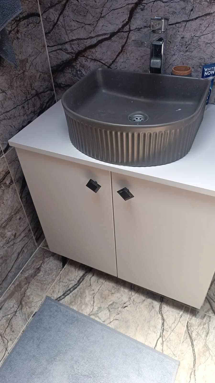 Kapuçino Banyo Dolabı ve Siyah Lavabo — CMT Şahin Yapı Mobilya & İç Mekan